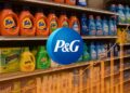 Góndolas con productos P&G y gráfico de crecimiento financiero en fondo transparente