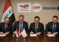 Funcionarios de Irak y representantes de TotalEnergies, CPP y Masdar firmando documentos de inversión