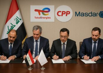 Funcionarios de Irak y representantes de TotalEnergies, CPP y Masdar firmando documentos de inversión