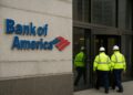Exterior de sede de Bank of America con logo visible y técnicos entrando al edificio
