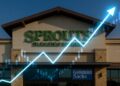 Fachada de una tienda Sprouts Farmers Market con gráficos ascendentes de cotización bursátil integrados visualmente.