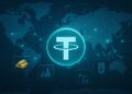 Logo de Tether integrado en mapa mundial con nodos que vinculan cripto con oro, inmuebles y petróleo