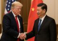 La tregua Trump-Xi muestra a ambos líderes estrechando manos en un entorno diplomático realista.