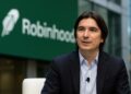 Vlad Tenev, CEO de Robinhood, en entorno corporativo hablando sobre tokenización de activos.
