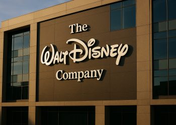 Fachada corporativa de Disney con su logotipo grande y centrado bajo luz suave de tarde.