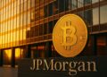 Fachada de JPMorgan al amanecer con una moneda dorada de Bitcoin reflejando la luz del sol.
