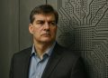 Michael Burry en entorno corporativo sobrio con fondo tecnológico sutil alusivo a la IA.