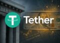 Logotipo de Tether frente a billetes, gráficos y circuitos digitales con fondo institucional