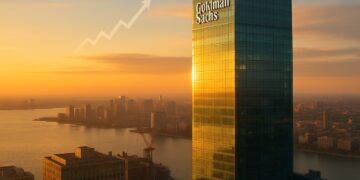 Vista aérea del rascacielos de Goldman Sachs con reflejos dorados y gráfico ascendente en el cielo.