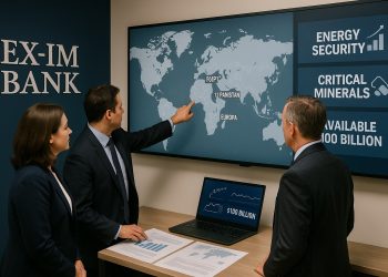Equipo del Ex-Im Bank revisa mapa con Egipto, Pakistán y Europa junto a pantalla con datos de seguridad energética y financiamiento