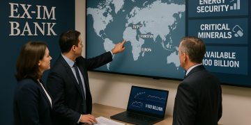 Equipo del Ex-Im Bank revisa mapa con Egipto, Pakistán y Europa junto a pantalla con datos de seguridad energética y financiamiento