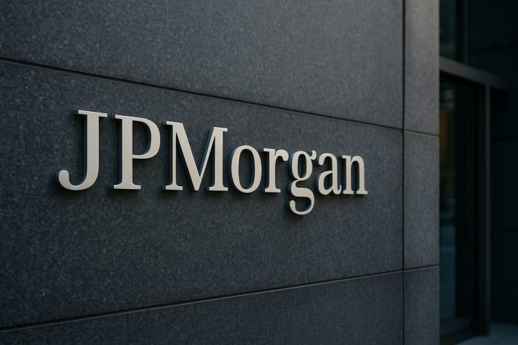 Logo de JPMorgan en gran placa metálica sobre muro oscuro, protagonista de la escena.