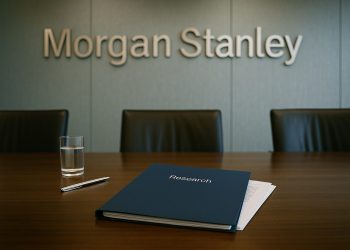 Sala de reuniones de Morgan Stanley con carpeta de research sobre la mesa destacando análisis de alto retorno.