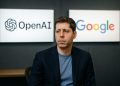 Sam Altman frente a paneles iluminados de OpenAI y Google en una oficina tecnológica moderna.