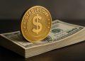 Stablecoin metálica inserta en un fajo de dólares, destacando presión sobre depósitos bancarios.