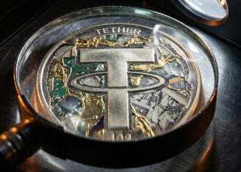 Una lupa revela el interior de una moneda física de Tether, mostrando una mezcla de circuitos, oro y dólares triturados.