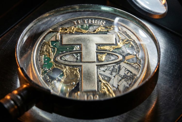 Una lupa revela el interior de una moneda física de Tether, mostrando una mezcla de circuitos, oro y dólares triturados.