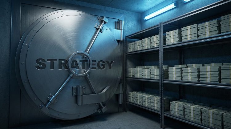 Puerta de bóveda de acero con el texto "STRATEGY" grabada y abierta, mostrando estantes con fajos de dólares.