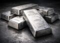 Lingotes de plata apilados con acabado industrial reflejan el atractivo actual de los ETFs de plata