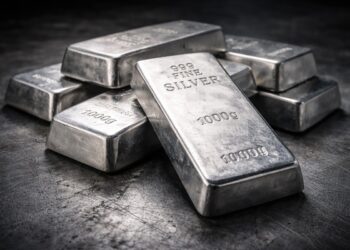 Lingotes de plata apilados con acabado industrial reflejan el atractivo actual de los ETFs de plata