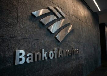Logo de Bank of America en pared corporativa, recomendaciones de inversión 2026.
