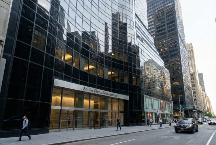 Fotografía de la fachada de vidrio del edificio de oficinas de Apollo Global Management en la ciudad de Nueva York. El letrero de la empresa es visible sobre la entrada principal, con peatones caminando por la acera y vehículos en la calle.