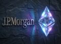 Logo J.P. Morgan y símbolo Ethereum en cristal, primer fondo tokenizado.