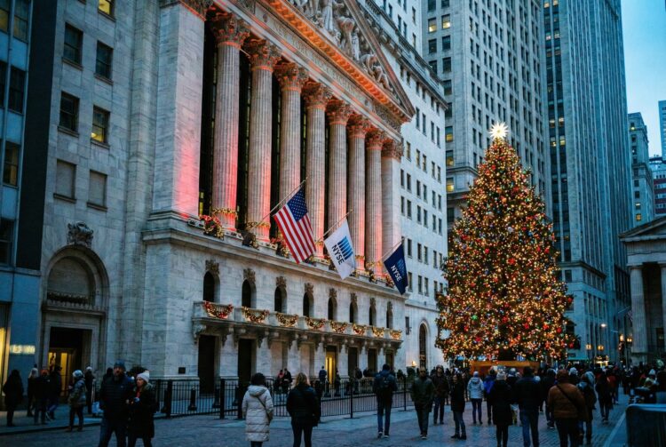 Fotografía documental al atardecer que muestra la fachada neoclásica de la Bolsa de Nueva York (NYSE) en Broad Street, decorada con guirnaldas y luces festivas. Un gran árbol de Navidad iluminado se alza a la derecha del edificio, y las banderas de EE. UU. y de la NYSE ondean en las columnas mientras peatones caminan por la calle en un ambiente invernal.