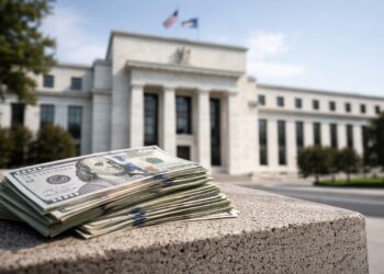 Billetes de dólar frente al edificio de la Fed reflejan dominio cíclico en la deuda.