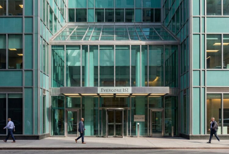 Fotografía de la entrada principal del edificio de oficinas de Evercore ISI en Nueva York, caracterizada por su moderna fachada de vidrio verde. Un cartel prominente sobre las puertas giratorias muestra claramente el nombre "EVERCORE ISI". Varios peatones caminan por la acera frente al edificio bajo la luz del día.