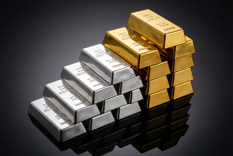 Lingotes de oro y plata apilados en escalera ascendente sobre fondo negro.