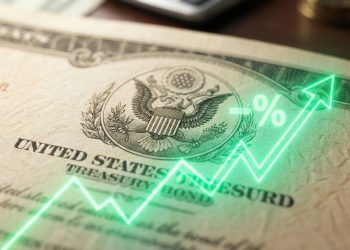 Macro de un certificado de Bono del Tesoro de EE. UU. con un gráfico de flecha verde neón en ascenso y un signo de porcentaje superpuestos.