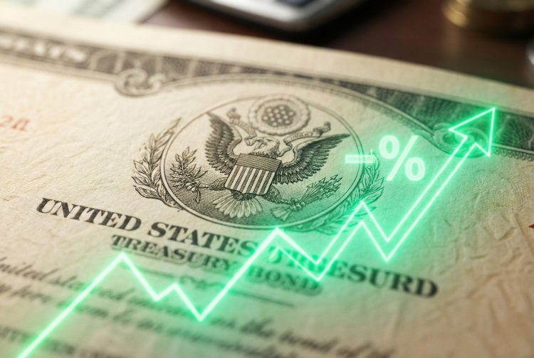 Macro de un certificado de Bono del Tesoro de EE. UU. con un gráfico de flecha verde neón en ascenso y un signo de porcentaje superpuestos.