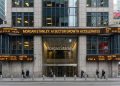 Fachada de Morgan Stanley en Times Square. El ticker LED ámbar muestra "AI SECTOR GROWTH ACCELERATES".