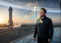 Elon Musk observa holograma de IPO de SpaceX frente a cohete Starship.