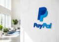 Logo de PayPal en oficinas modernas y luminosas, solicitud de licencia bancaria para pymes.