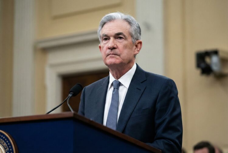 Jerome Powell, presidente de la Fed, serio en un atril oficial.