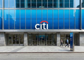 Fachada de la sede de Citigroup en 388 Greenwich St, NY, con el logo azul y rojo sobre la entrada principal y peatones caminando.