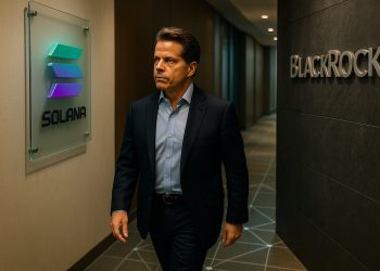 Anthony Scaramucci en lobby corporativo entre símbolos en relieve de Solana y BlackRock.
