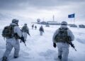 Soldados de la OTAN avanzan sobre terreno nevado en Groenlandia junto a una base militar