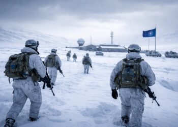Soldados de la OTAN avanzan sobre terreno nevado en Groenlandia junto a una base militar