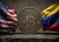 Banderas de EE. UU. y Venezuela flanqueando una moneda de Bitcoin sobre piedra.