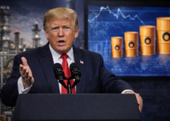 Donald Trump habla desde un podio durante un evento público, con instalaciones energéticas y gráficos de barriles de petróleo al fondo, simbolizando el anuncio de un suministro estratégico de energía.