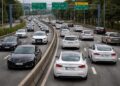 Tráfico denso en una autopista de Oslo, Noruega, con predominio de vehículos eléctricos modernos identificados por matrículas “EL”, mientras pocos coches de combustión circulan entre ellos.