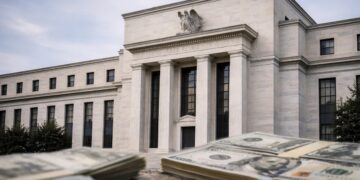 Exterior de la Fed en Washington bajo cielo gris, símbolo de presión para bajar tasas