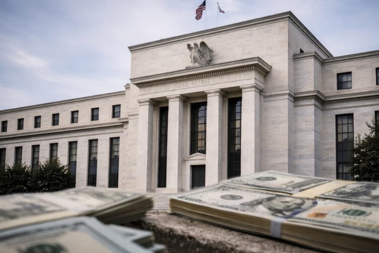 Exterior de la Fed en Washington bajo cielo gris, símbolo de presión para bajar tasas