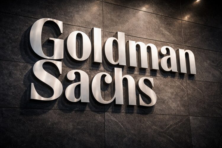 Logo físico de Goldman Sachs integrado en un muro institucional sólido.