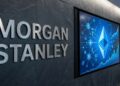 Letrero de Morgan Stanley y pantalla digital con logo de Ethereum.
