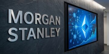 Letrero de Morgan Stanley y pantalla digital con logo de Ethereum.