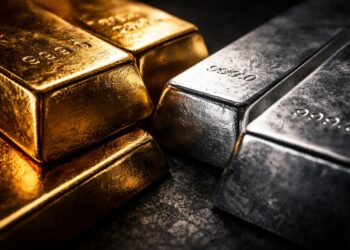 Lingotes de oro y plata con textura real en composición editorial sobria.